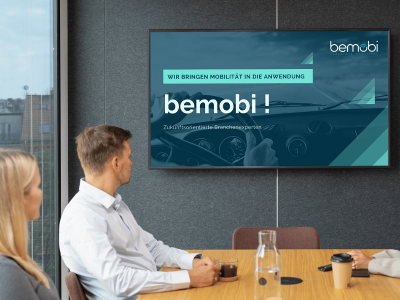 Das Bild zeigt einen Mann mit Blick auf eine durch BEPOINT erstellte Präsentation. Eine der Kompetenzen von BEPOINT Medien.